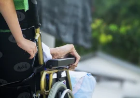 Alter Mensch im Rollstuhl wird geschoben | Foto: Bild von truthseeker08 auf Pixabay